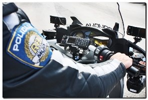 Slika PU_I///policajac na motoru i veza.jpg
